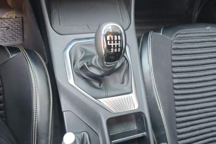 Used Great Wall King Kong Poer 2024 2.0T Manual Diesel 4x4 Base Version with Extended Cab Gear Lever