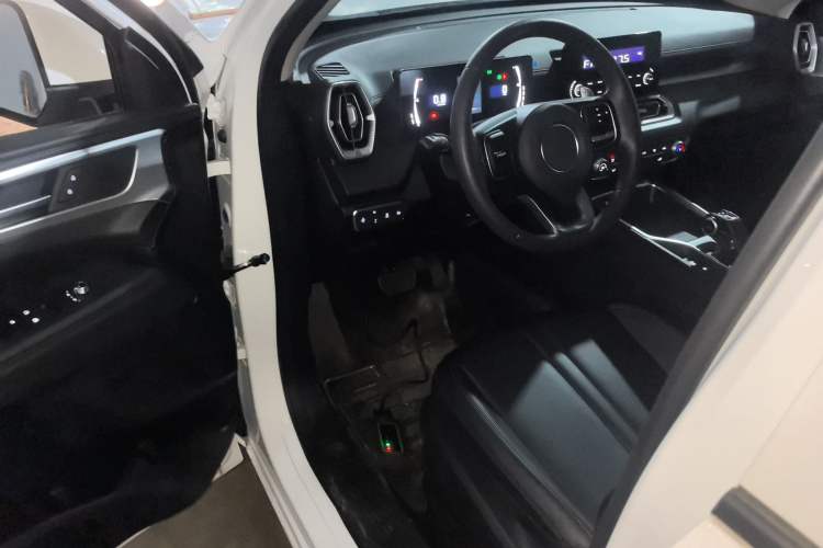Used Great Wall King Kong Poer 2024 2.0T Automatic 8AT Diesel Two-Wheel-Drive Elite Flatbed Interior 3