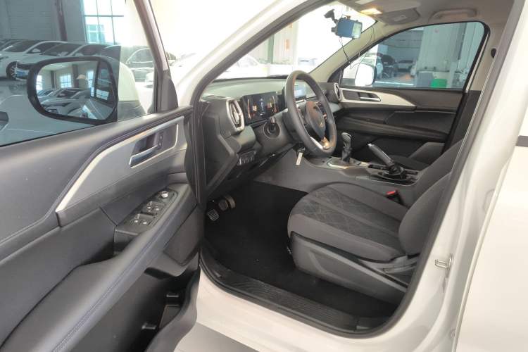 Used Great Wall King Kong Poer 2024 2.0T Manual Diesel Two-Wheel-Drive Base Edition Flatbed Interior 3