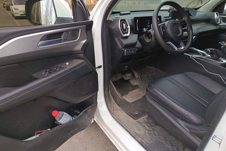 Used Great Wall King Kong Poer 2024 2.0T Automatic 8AT Gasoline Two-Wheel-Drive Elite Version with Flat Bed Interior 3