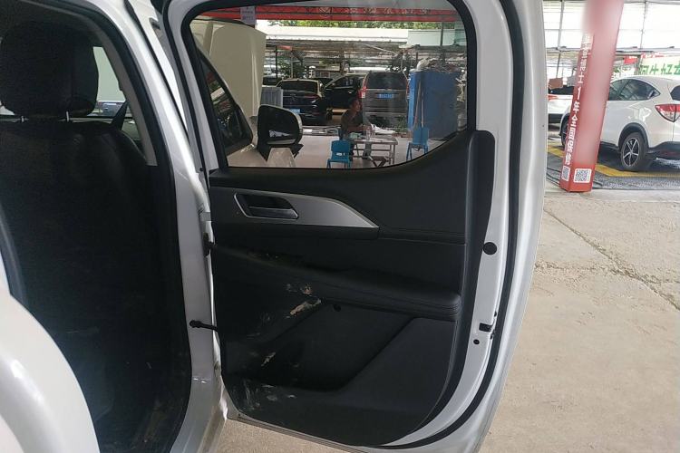 Used Great Wall King Kong Poer 2024 2.0T Manual Gasoline Two-Wheel-Drive Elite Flatbed Interior 3