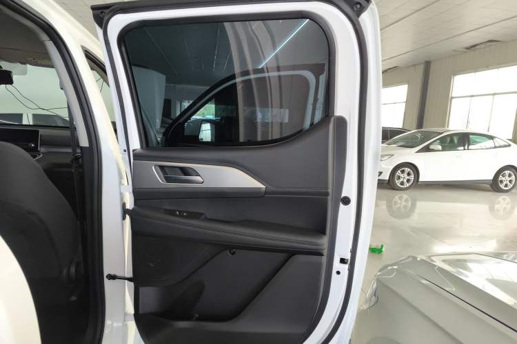 Used Great Wall King Kong Poer 2024 2.0T Manual Diesel Two-Wheel-Drive Base Edition Flatbed Interior 6