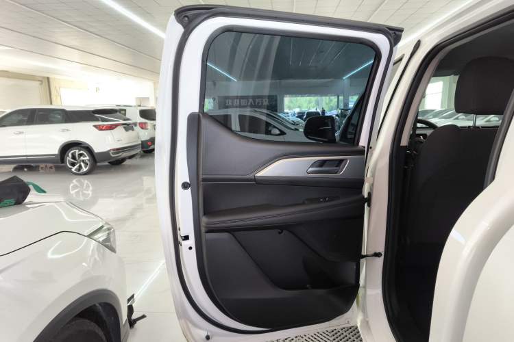 Used Great Wall King Kong Poer 2024 2.0T Manual Diesel Two-Wheel-Drive Base Edition Flatbed Interior 8