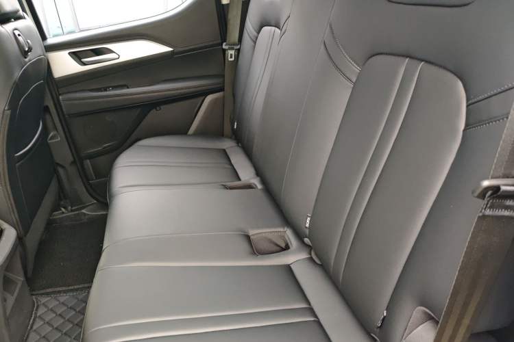 Used Great Wall King Kong Poer 2024 2.0T Automatic 8AT Diesel Two-Wheel-Drive Elite Flatbed Left Rear Seat