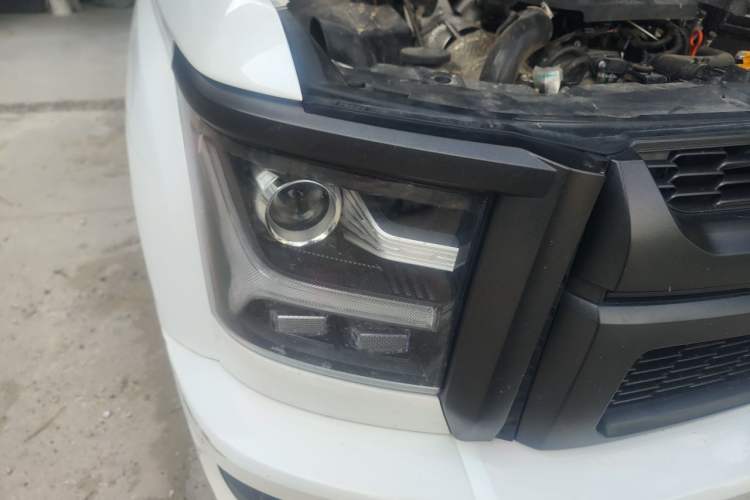 Used Great Wall King Kong Poer 2024 2.0T Automatic 8AT Diesel Four-Wheel-Drive Elite Version with Long Bed Right Front Headlight