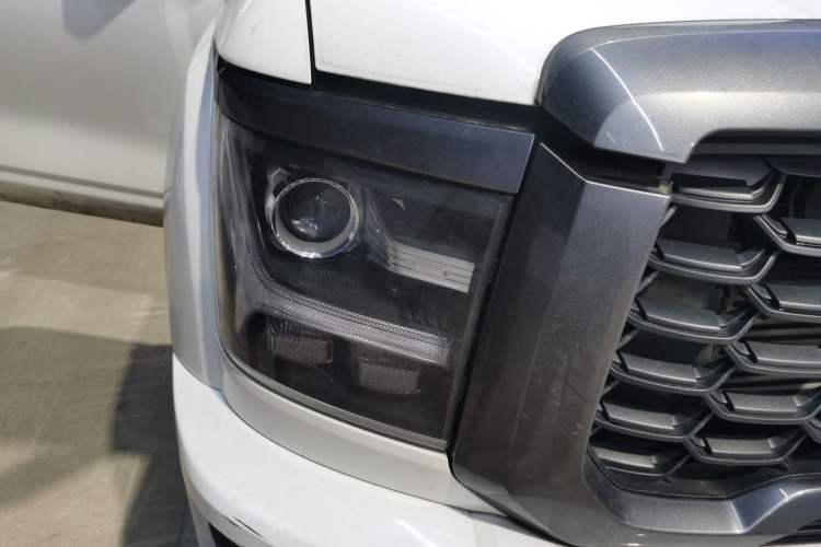 Used Great Wall King Kong Poer 2024 2.0T Manual Diesel Two-Wheel-Drive Base Edition Flatbed Right Front Headlight