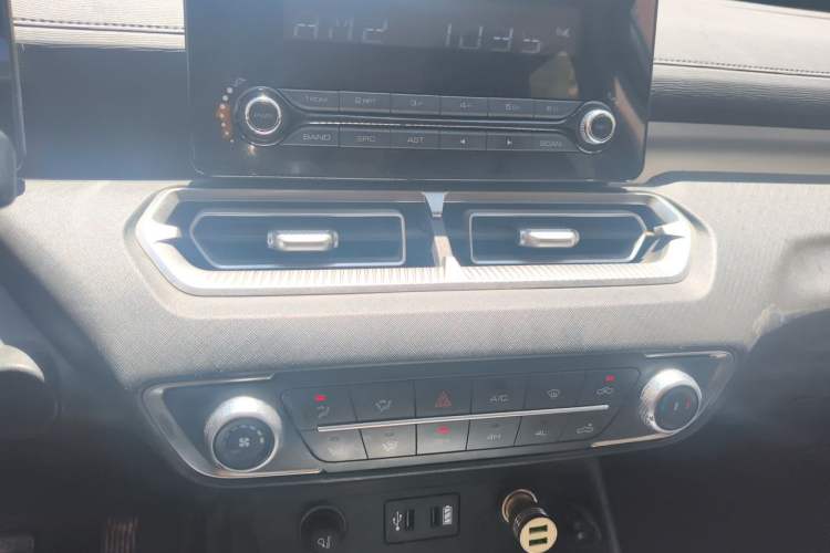 Used Great Wall King Kong Poer 2024 2.0T Manual Gasoline 4x4 Elite Flatbed Audio And AC Panel
