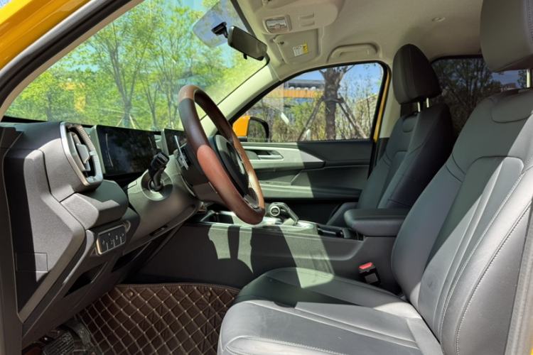 Used Great Wall King Kong Poer 2024 2.0T Automatic 8AT Diesel Two-Wheel-Drive Elite Flatbed Interior 3