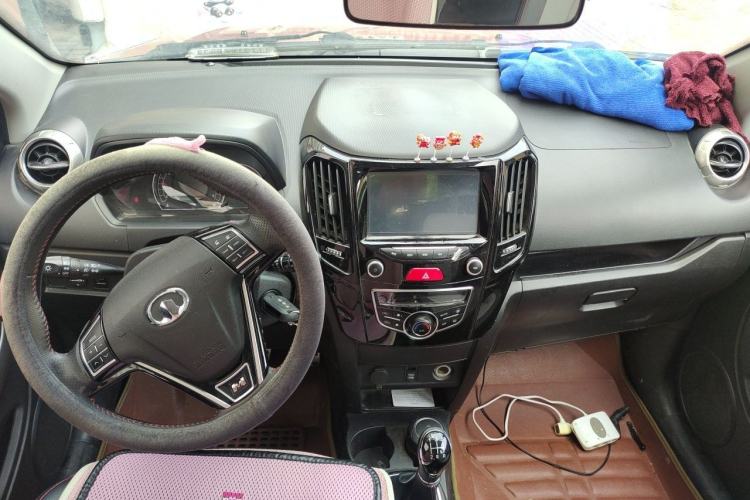 Used Great Wall M4 2014 1.5L Manual Luxury Model Center Console