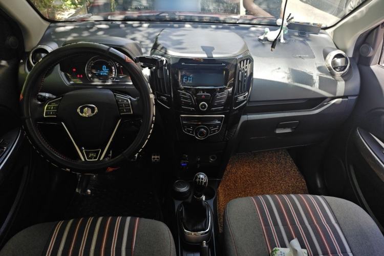 Used Great Wall M4 2014 1.5L Manual Comfort Model Center Console