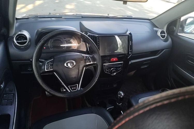 Used Great Wall M4 2014 1.5L Manual Luxury Model Center Console