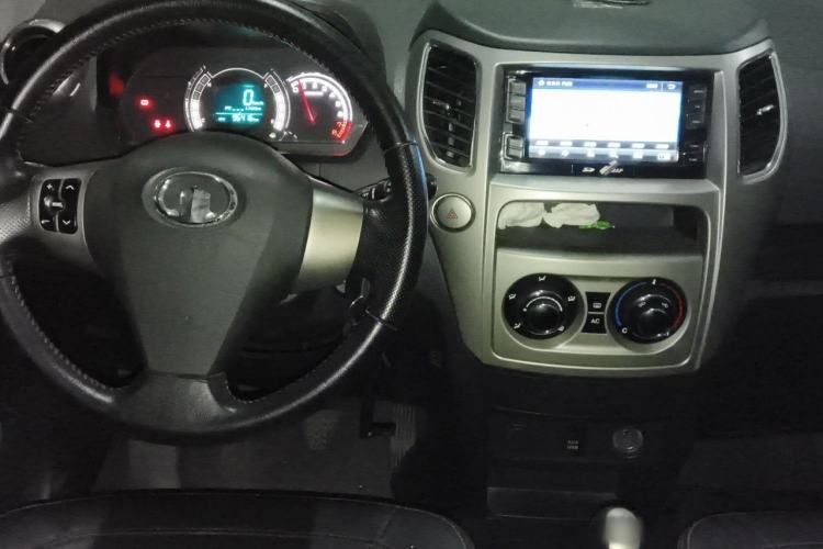 Used Great Wall M4 2014 1.5L Manual Comfort Model Center Console