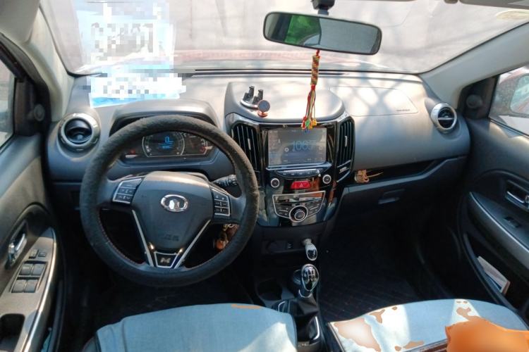 Used Great Wall M4 2014 1.5L Manual Luxury Model Center Console