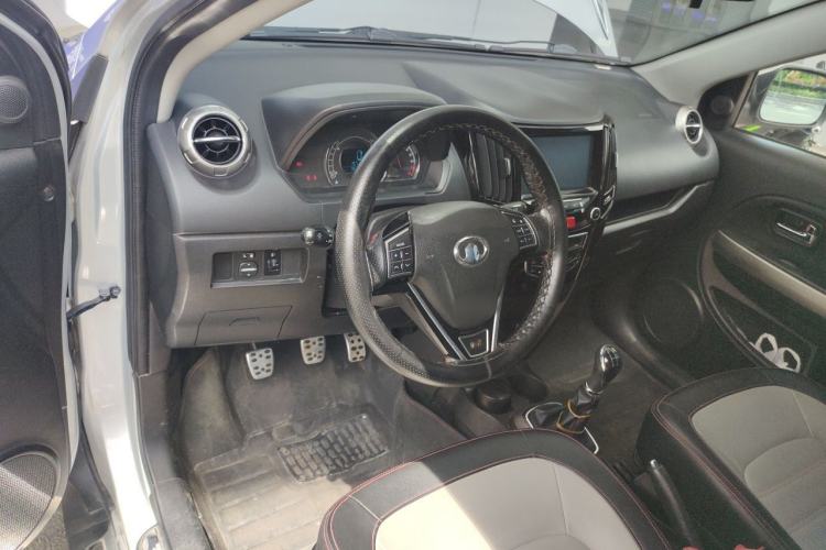 Used Great Wall M4 2014 1.5L Manual Luxury Model Center Console