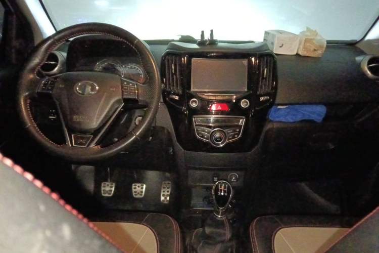 Used Great Wall M4 2014 1.5L Manual Luxury Model Center Console