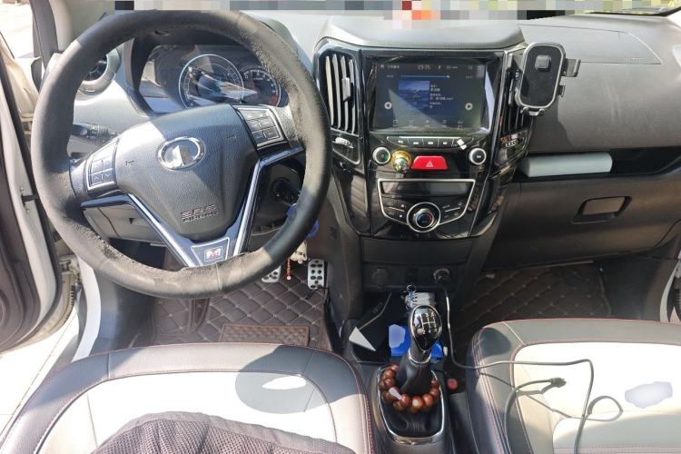 Used Great Wall M4 2014 1.5L Manual Comfort Model Center Console