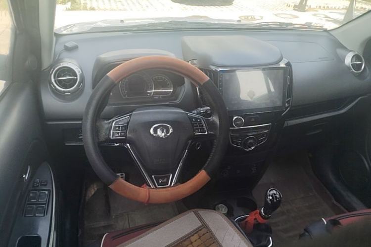 Used Great Wall M4 2014 1.5L Manual Comfort Model Center Console