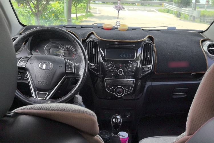 Used Great Wall M4 2014 1.5L Manual Comfort Model Center Console