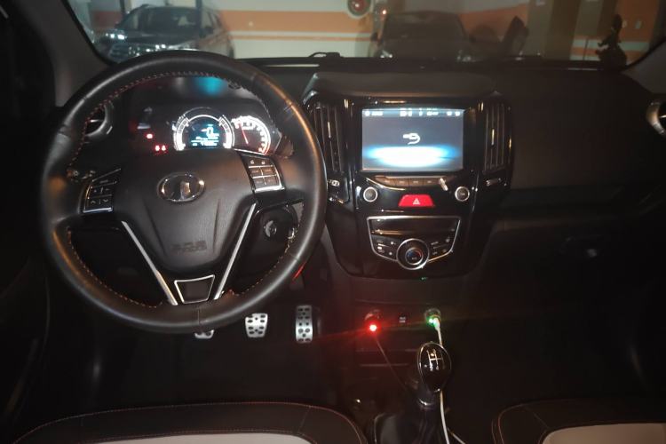 Used Great Wall M4 2014 1.5L Manual Luxury Model Center Console