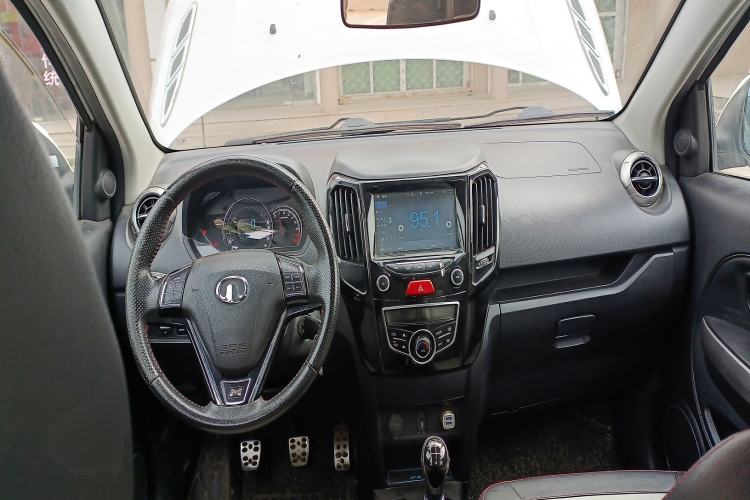 Used Great Wall M4 2014 1.5L Manual Luxury Model Center Console