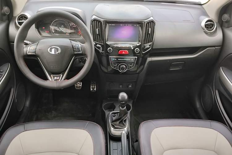 Used Great Wall M4 2014 1.5L Manual Luxury Model Center Console