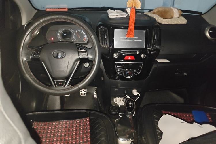 Used Great Wall M4 2014 1.5L Manual Luxury Model Center Console