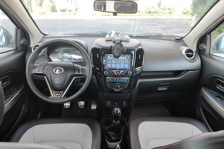 Used Great Wall M4 2014 1.5L Manual Comfort Model Center Console