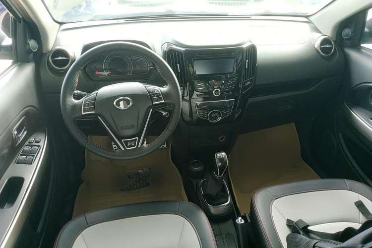 Used Great Wall M4 2014 1.5L Manual Comfort Model Center Console