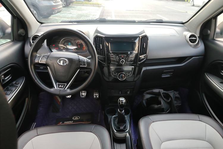 Used Great Wall M4 2014 1.5L Manual Comfort Model Center Console