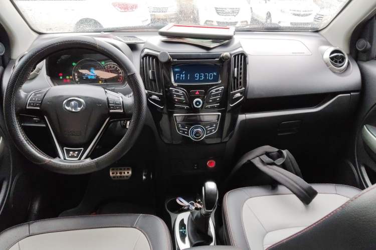 Used Great Wall M4 2015 1.5L AMT Comfort Model Center Console