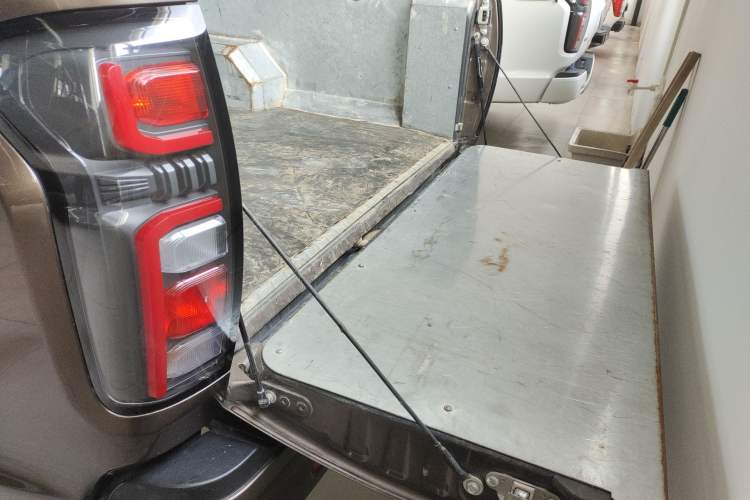 Used Great Wall Poer 2023 2.0T Commercial Version Automatic Diesel 4x4 Elite Long-Box GW4D20M Trunk