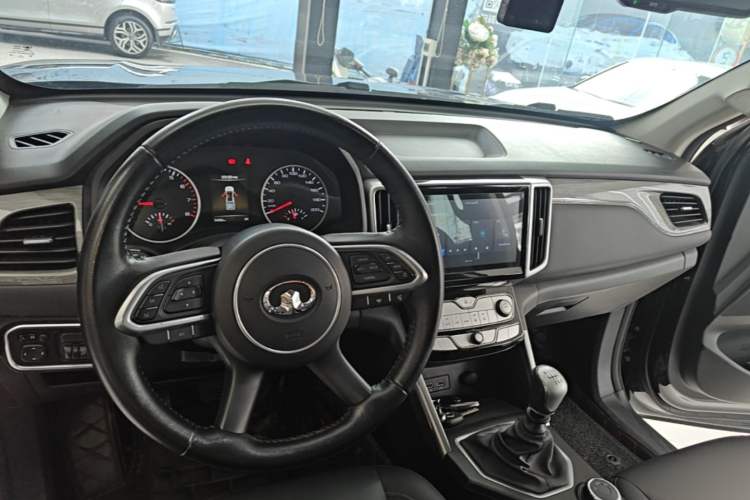 Used Great Wall Poer 2019 2.0T Commercial Version Manual Transmission Gasoline 4x4 Navigation-Grade Standard Cab – GW4C20B Center Console