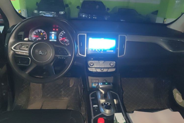 Used Great Wall Poer 2019 2.0T Commercial Version Automatic Gasoline Two-Wheel Drive Elite Trim with Long Bed – GW4C20B Center Console