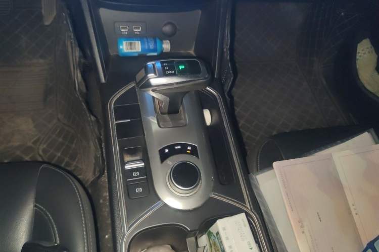 Used Great Wall Poer 2019 2.0T Commercial Version Automatic Gasoline Two-Wheel Drive Elite Trim with Long Bed – GW4C20B Gear Lever