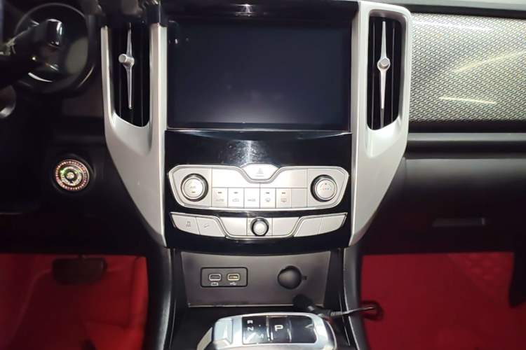 Used Great Wall Poer 2019 2.0T Automatic Gasoline 4x4 Comfort Edition GW4C20B Audio And AC Panel