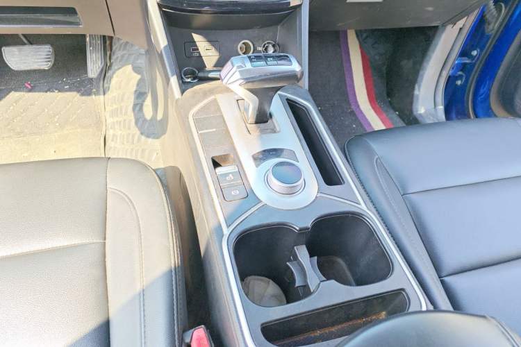 Used Great Wall Poer 2019 2.0T Commercial Version Automatic Gasoline Two-Wheel Drive Elite Trim with Long Bed – GW4C20B Gear Lever