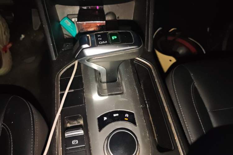 Used Great Wall Poer 2019 2.0T Commercial Version Automatic Gasoline Two-Wheel Drive Elite Trim with Long Bed – GW4C20B Gear Lever