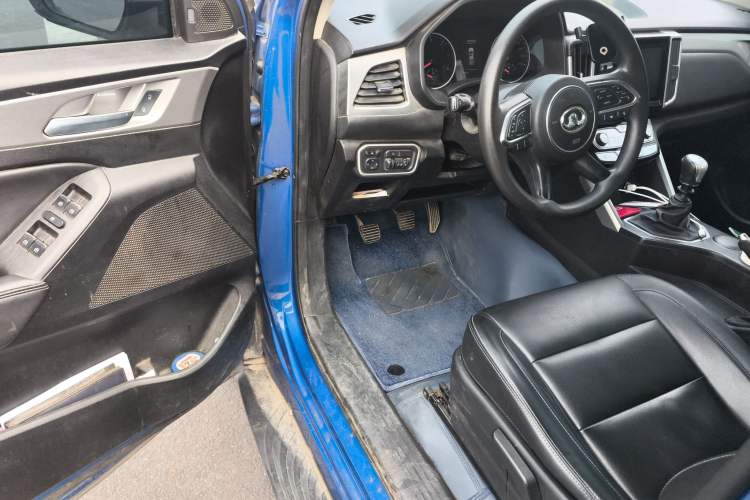 Used Great Wall Poer 2019 2.0T Commercial Version Manual Diesel Two-Wheel Drive Elite Long-Box GW4D20M Interior 3