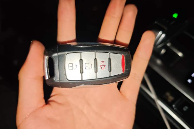Used Great Wall Poer 2019 2.0T Commercial Version Automatic Gasoline Two-Wheel Drive Elite Trim with Long Bed – GW4C20B Vehicle Key