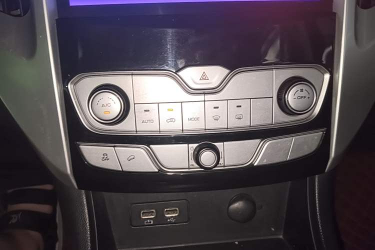Used Great Wall Poer 2019 2.0T Automatic Gasoline Two-Wheel Drive Comfort Edition GW4C20B Audio And AC Panel
