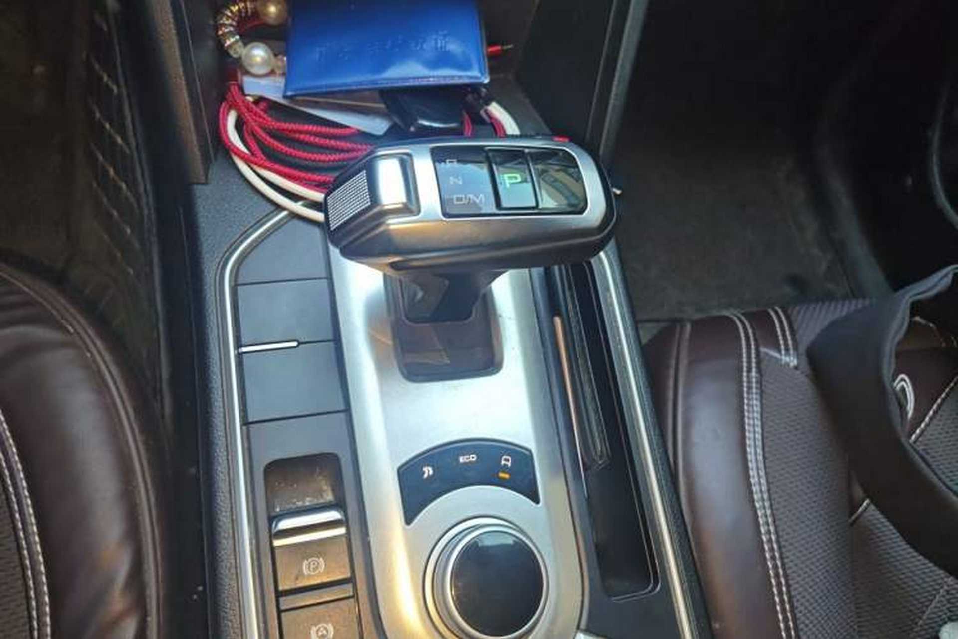 Used Great Wall Poer 2019 2.0T Commercial Version Automatic Gasoline Two-Wheel Drive Elite Trim with Long Bed – GW4C20B Gear Lever