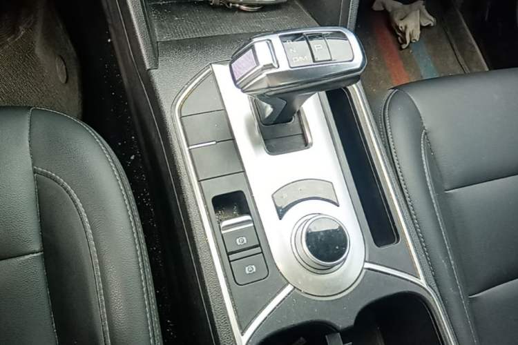 Used Great Wall Poer 2019 2.0T Commercial Version Automatic Gasoline Two-Wheel Drive Elite Trim with Long Bed – GW4C20B Gear Lever