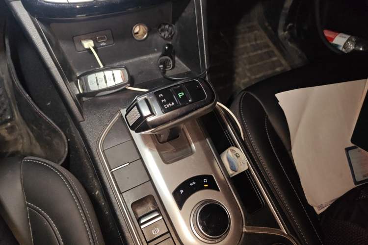 Used Great Wall Poer 2019 2.0T Commercial Version Automatic Gasoline Two-Wheel Drive Elite Trim with Long Bed – GW4C20B Gear Lever