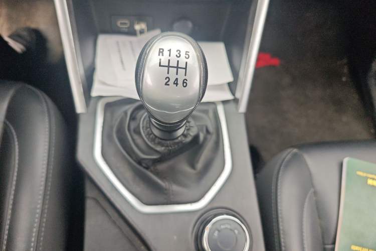 Used Great Wall Poer 2019 2.0T Commercial Version Manual Diesel 4x4 Elite Standard Box GW4D20M Gear Lever