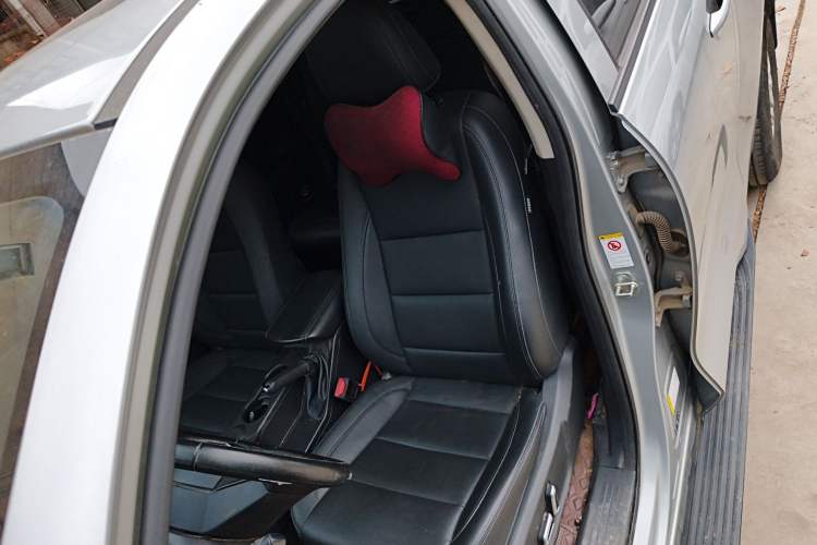 Used Great Wall Poer 2019 2.0T Commercial Version Manual Diesel Two-Wheel Drive Navigation Type Long Bed GW4D20M Left Front Seat
