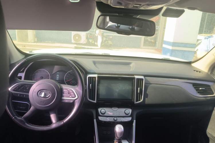 Used Great Wall Poer 2019 2.0T Commercial Version Manual Gasoline Two-Wheel Drive Navigation Type Long Bed GW4C20B Center Console
