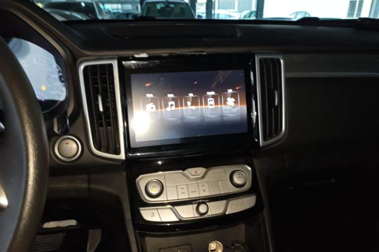 Used Great Wall Poer 2020 2.0T Commercial Version Automatic Diesel Two-Wheel Drive Elite Trim with Long Bed – GW4D20M Audio And AC Panel
