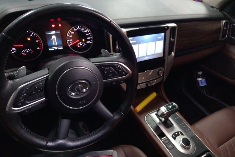 Used Great Wall Poer 2020 2.0T Automatic Diesel 4x4 Sport Edition GW4D20M Center Console