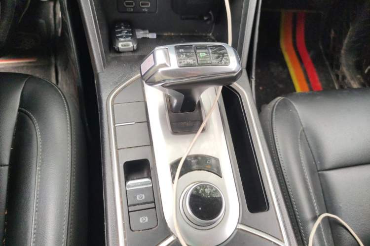 Used Great Wall Poer 2020 2.0T Commercial Version Automatic Diesel Two-Wheel Drive Elite Trim with Long Bed – GW4D20M Gear Lever