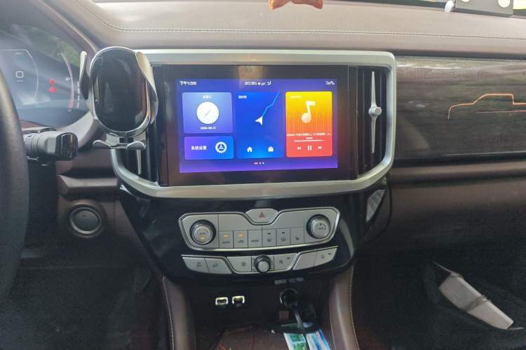 Used Great Wall Poer 2021 2.0T Global Version Automatic Diesel 4x4 Prestige Standard Cab GW4D20M Audio And AC Panel